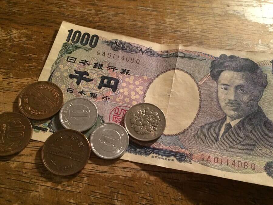 日本の千円札と硬貨